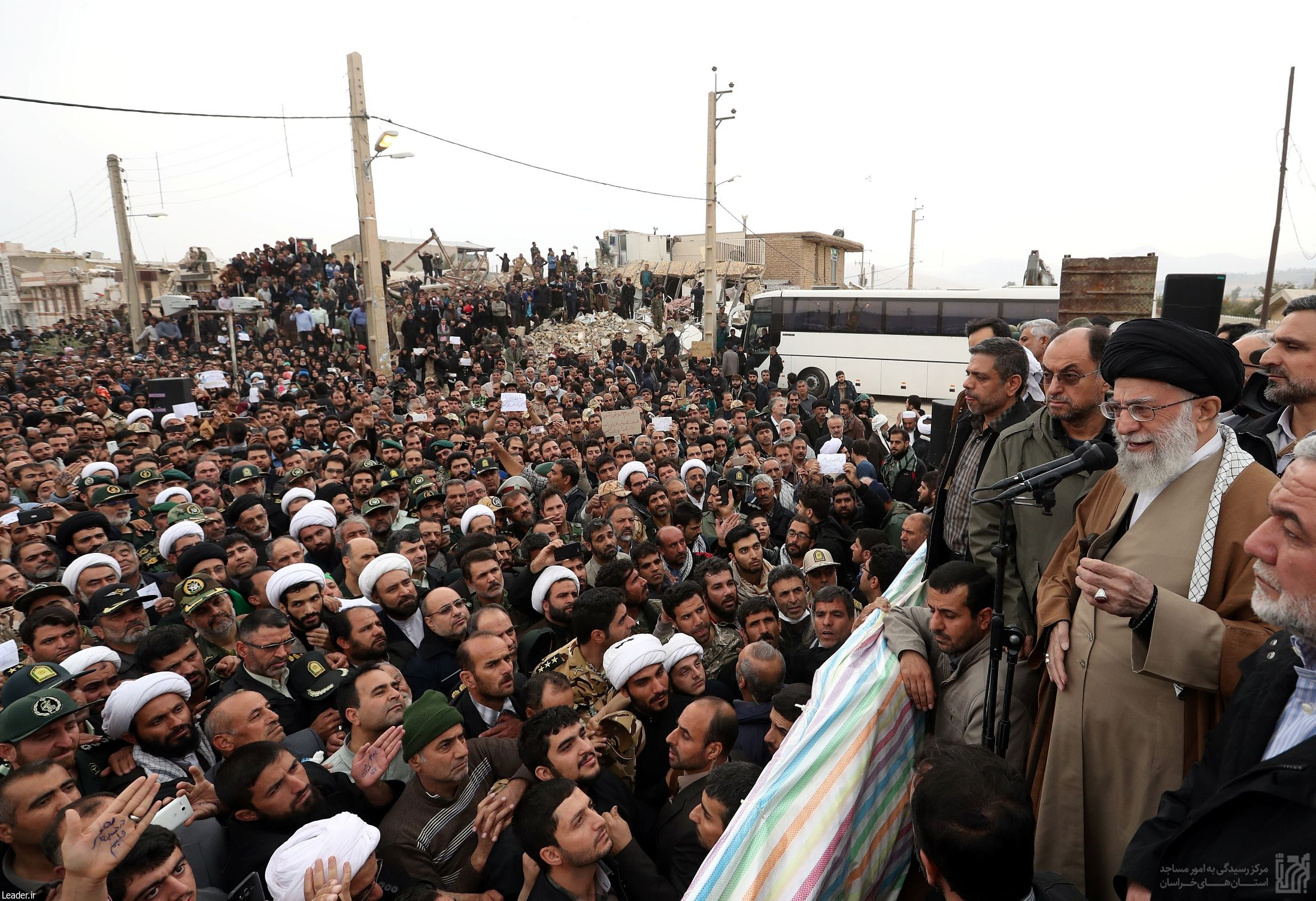 رهبر معظم انقلاب اسلامی در بازدید از مناطق زلزله‌زده در سرپل ذهاب:56681_454.jpg